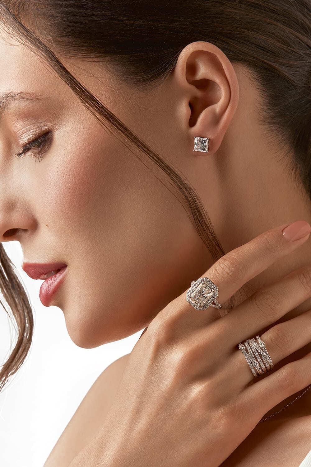 Редакционный профиль BS Jewelry с кольцами и серьгами