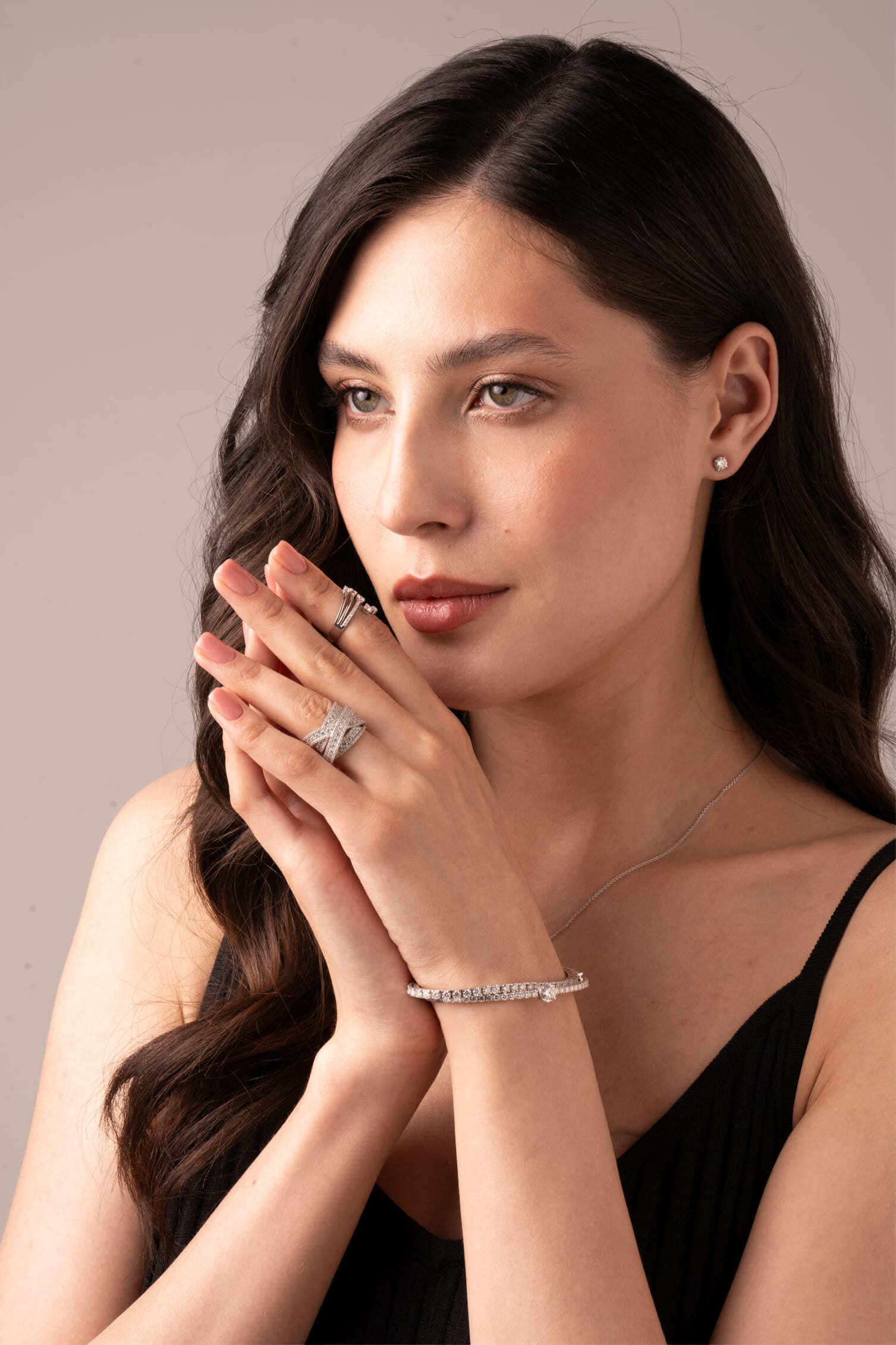 Модель в кольцах и браслете BS Jewelry