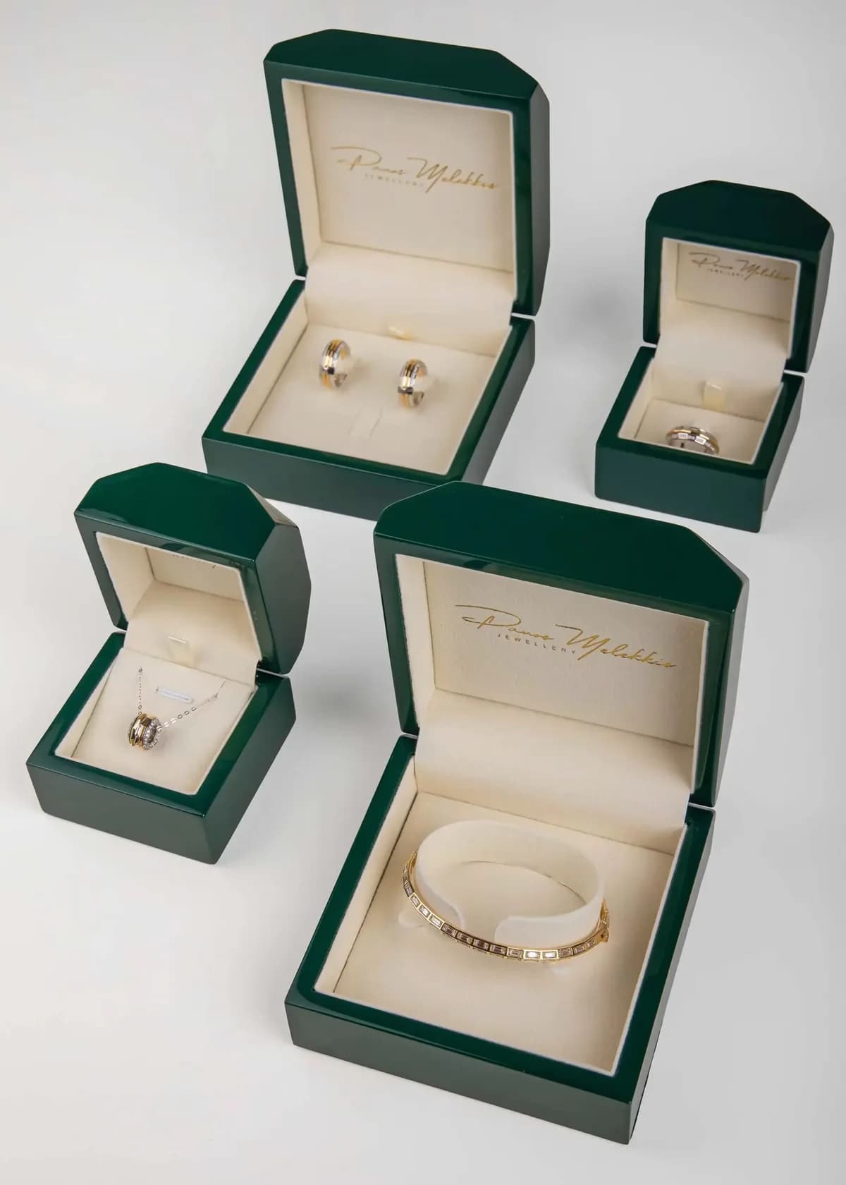 Фирменная коробка Panos Melekkis Jewellery с золотыми серьгами